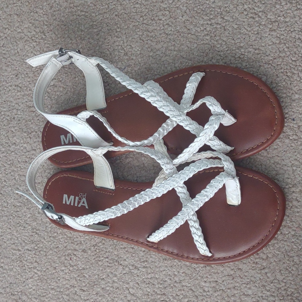 White woven sandals⚪